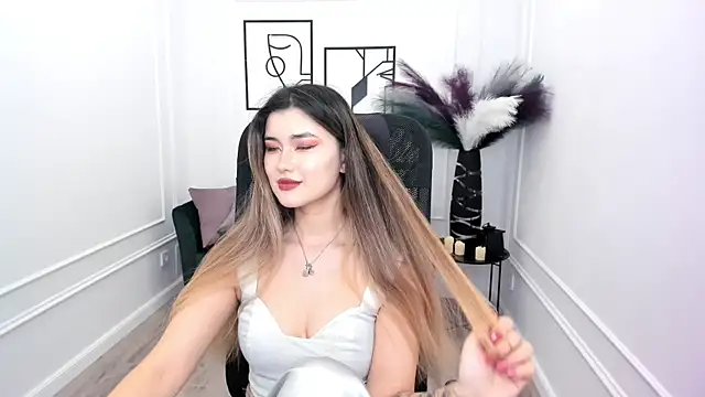 AnneTLi online show from 11-08-25, 03:29