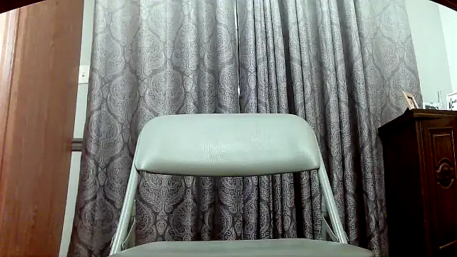 Snapshot of Auger chatting on 11-20-25, 12:11 Auger online show from 11-20-25, 12:11