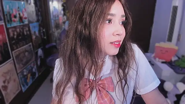 Snapshot of emi_cute chatting on 11-18-25, 02:43 emi cute online show from 11-18-25, 02:43