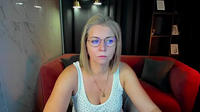 Annie Light online show from 09-25-25, 05:44