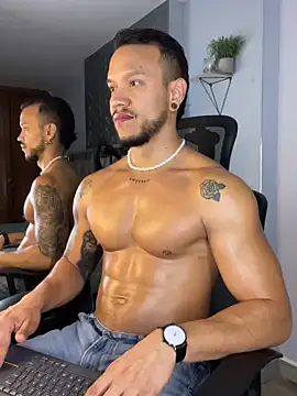 Snapshot of ARON_TAYLER01 chatting on 01-12-25, 12:44 ARON TAYLER01 online show from 01-12-25, 12:44