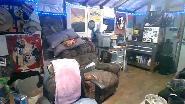 Snapshot of CloudDadddyyy420 chatting on 10-11-25, 08:35 CloudDadddyyy420 online show from 10-11-25, 08:35