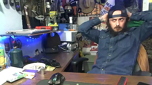 Snapshot of CloudDadddyyy420 chatting on 10-18-25, 12:17 CloudDadddyyy420 online show from 10-18-25, 12:17