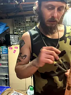 Snapshot of CloudDadddyyy420 chatting on 10-19-25, 12:22 CloudDadddyyy420 online show from 10-19-25, 12:22