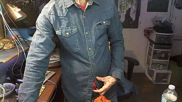 Snapshot of CloudDadddyyy420 chatting on 11-17-25, 07:36 CloudDadddyyy420 online show from 11-17-25, 07:36