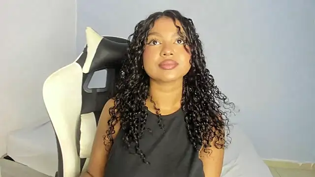 Snapshot of chloe_ebony_ chatting on 01-11-25, 08:54 chloe ebony online show from 01-11-25, 08:54