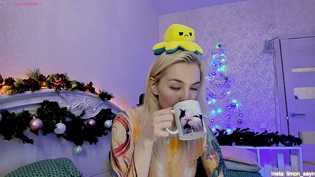 LillyMoure  online show from 12-23-24, 02:13
