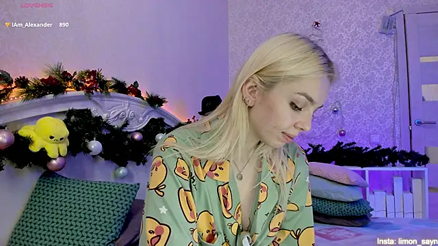 LillyMoure  online show from 12-25-24, 03:08