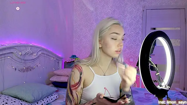 LillyMoure  online show from 10-25-25, 11:21