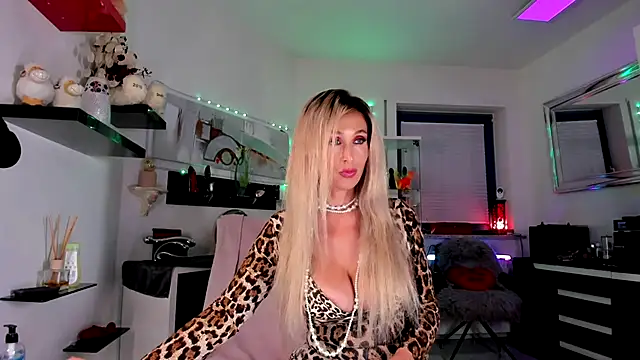 Snapshot of 2bigass4_u chatting on 10-24-25, 03:36 2bigass4 u online show from 10-24-25, 03:36