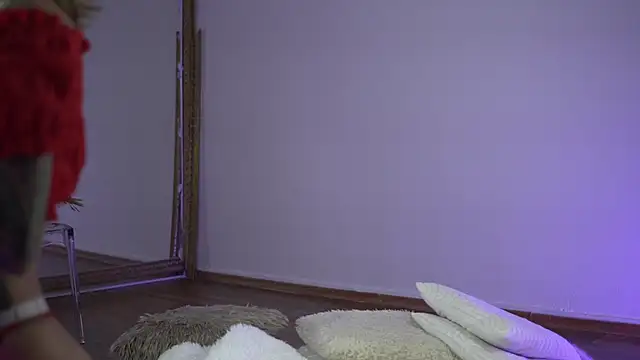 Snapshot of TiffanyMaze chatting on 10-08-25, 06:33 TiffanyMaze online show from 10-08-25, 06:33