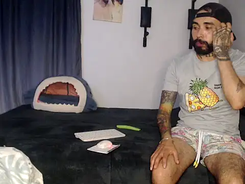 Snapshot of transgenderboy chatting on 11-23-25, 01:27 transgenderboy online show from 11-23-25, 01:27