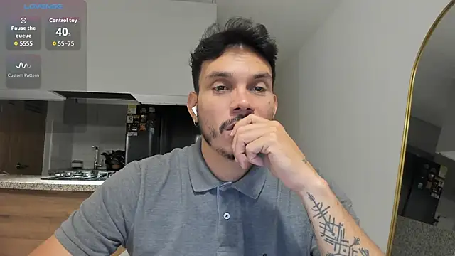 Snapshot of alejandro_stark chatting on 10-11-25, 04:33 alejandro stark online show from 10-11-25, 04:33