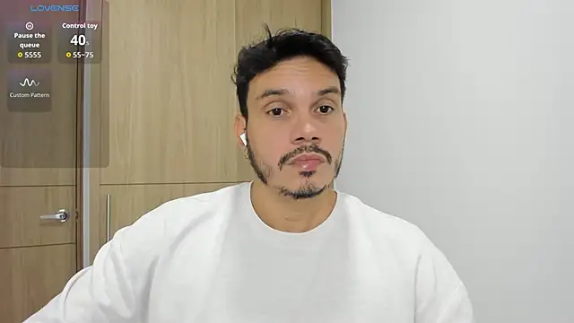 Snapshot of alejandro_stark chatting on 10-18-25, 09:59 alejandro stark online show from 10-18-25, 09:59