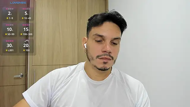 Snapshot of alejandro_stark chatting on 10-22-25, 10:04 alejandro stark online show from 10-22-25, 10:04