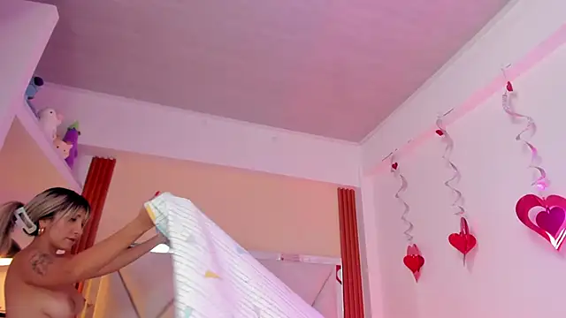 Snapshot of Happy_tits chatting on 01-10-25, 09:42 Happy tits online show from 01-10-25, 09:42