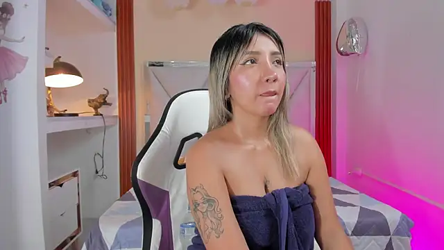 Snapshot of Happy_tits chatting on 03-06-25, 08:05 Happy tits online show from 03-06-25, 08:05