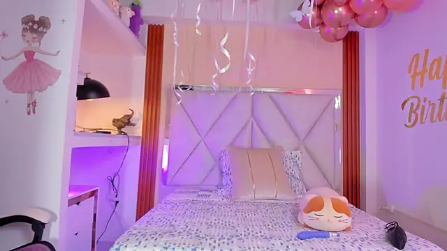 Snapshot of Happy_tits chatting on 03-18-25, 06:48 Happy tits online show from 03-18-25, 06:48