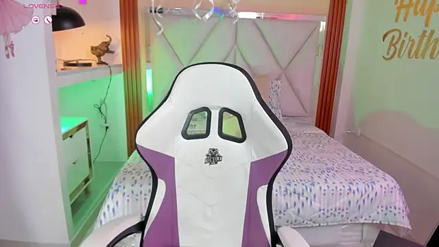 Snapshot of Happy_tits chatting on 03-19-25, 11:28 Happy tits online show from 03-19-25, 11:28