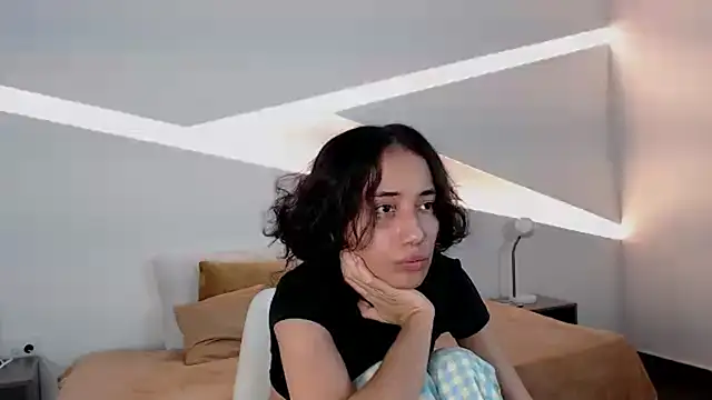 hot little bunny online show from 12-11-24, 08:39