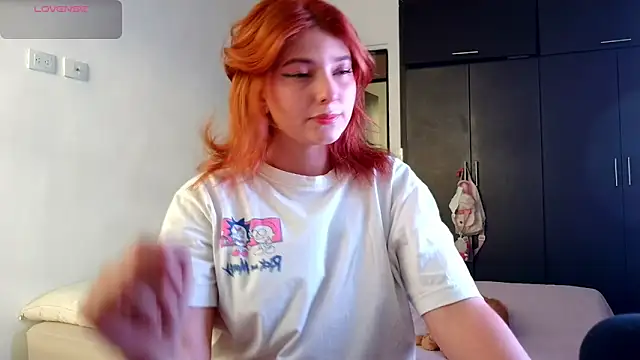 Snapshot of Ania_jones chatting on 11-18-25, 09:19 Ania jones online show from 11-18-25, 09:19