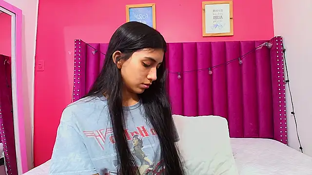 littlee emilyy  online show from 01-22-25, 02:48