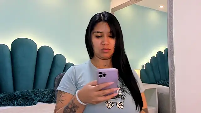 Snapshot of sharlott18 chatting on 10-23-25, 01:32 sharlott18 online show from 10-23-25, 01:32