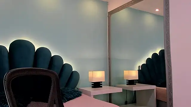 Snapshot of sharlott18 chatting on 11-20-25, 11:43 sharlott18 online show from 11-20-25, 11:43