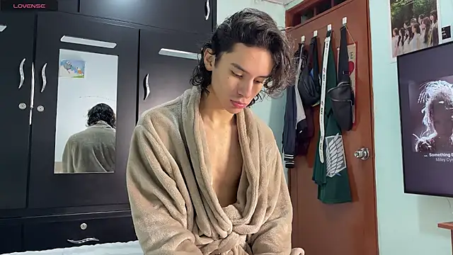 Snapshot of imcoltonalvin chatting on 09-19-25, 10:54 imcoltonalvin online show from 09-19-25, 10:54