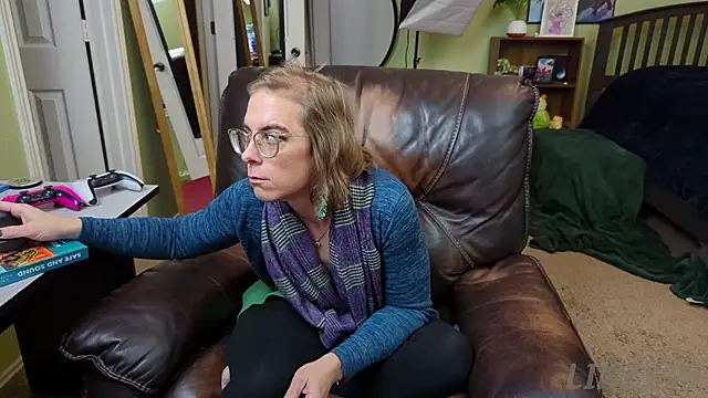 Snapshot of Linzy_19 chatting on 01-09-25, 03:58 Linzy 19 online show from 01-09-25, 03:58