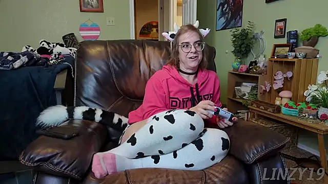 Snapshot of Linzy_19 chatting on 01-28-25, 07:42 Linzy 19 online show from 01-28-25, 07:42