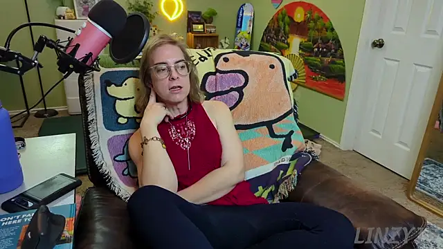 Snapshot of Linzy_19 chatting on 02-05-25, 12:31 Linzy 19 online show from 02-05-25, 12:31