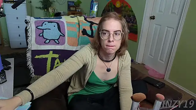 Snapshot of Linzy_19 chatting on 02-20-25, 03:52 Linzy 19 online show from 02-20-25, 03:52