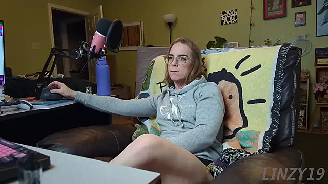 Snapshot of Linzy_19 chatting on 03-05-25, 02:36 Linzy 19 online show from 03-05-25, 02:36