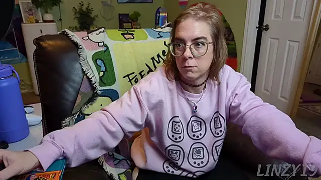 Snapshot of Linzy_19 chatting on 03-13-25, 03:00 Linzy 19 online show from 03-13-25, 03:00