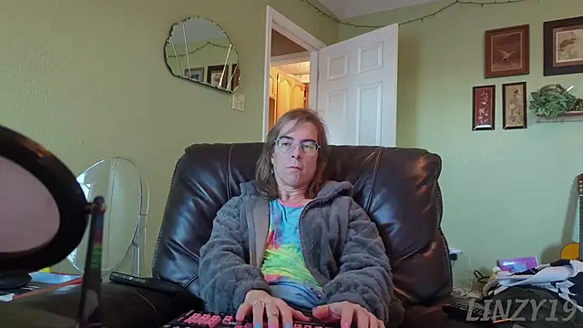 Linzy 19 online show from 11-17-25, 02:34