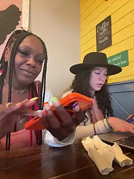 Snapshot of Bigbuttbrooklynn chatting on 10-14-25, 06:31 Bigbuttbrooklynn online show from 10-14-25, 06:31