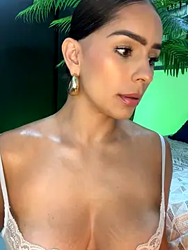 Snapshot of Mau_White chatting on 11-18-25, 10:14 Mau White online show from 11-18-25, 10:14