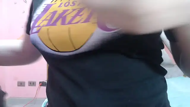 Snapshot of nadescomthxx chatting on 10-24-25, 02:35 nadescomthxx online show from 10-24-25, 02:35