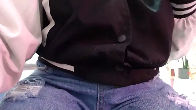 Snapshot of nadescomthxx chatting on 11-05-25, 04:18 nadescomthxx online show from 11-05-25, 04:18