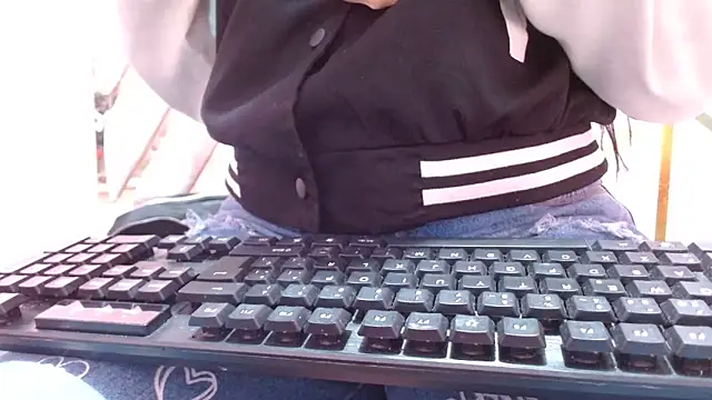 Snapshot of nadescomthxx chatting on 11-12-25, 04:40 nadescomthxx online show from 11-12-25, 04:40