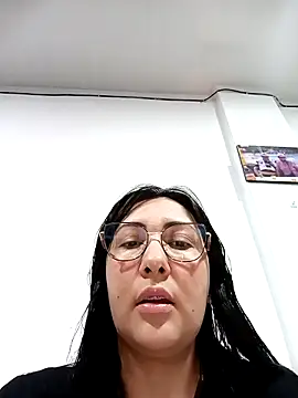 Snapshot of my-kitty chatting on 10-18-25, 10:21 my-kitty online show from 10-18-25, 10:21