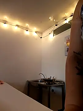 Snapshot of my-kitty chatting on 12-17-25, 10:27 my-kitty online show from 12-17-25, 10:27