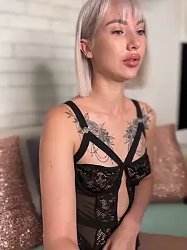 Snapshot of MiaMinx chatting on 10-16-25, 10:55 MiaMinx online show from 10-16-25, 10:55