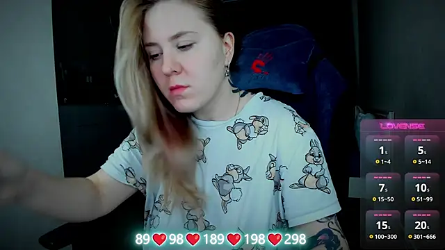 Olivia Munk online show from 10-26-25, 03:23