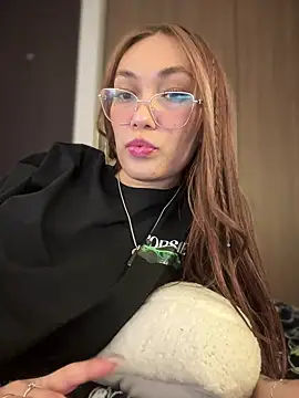 Snapshot of MichelleFerry_ chatting on 02-10-25, 07:47 MichelleFerry online show from 02-10-25, 07:47