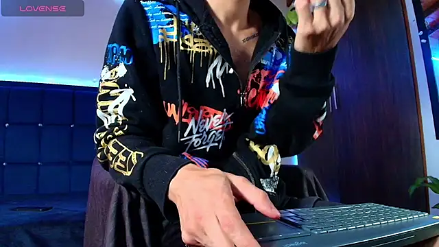 Snapshot of kuzzcoo chatting on 09-29-25, 01:05 kuzzcoo online show from 09-29-25, 01:05