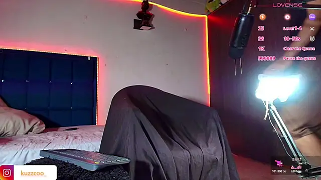 Snapshot of kuzzcoo chatting on 10-24-25, 11:23 kuzzcoo online show from 10-24-25, 11:23