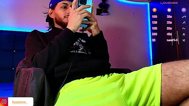 Snapshot of kuzzcoo chatting on 11-21-25, 02:49 kuzzcoo online show from 11-21-25, 02:49