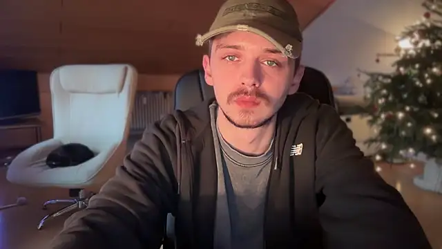 Snapshot of naked_psy chatting on 01-13-25, 07:43 naked psy online show from 01-13-25, 07:43